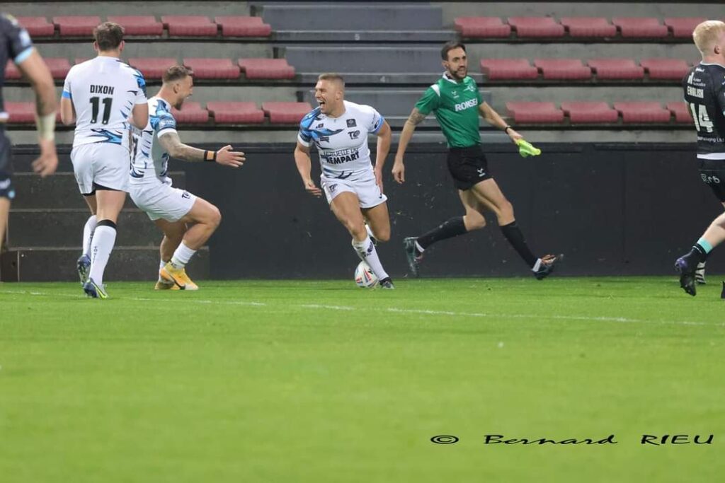 En action, drapeau en main